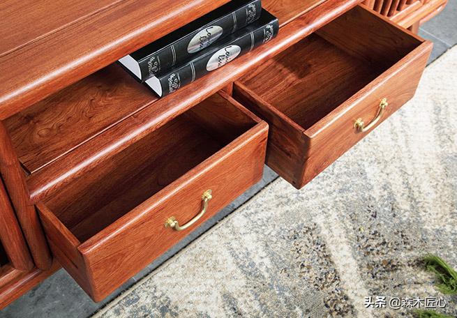 轻奢红木电视柜实力提升客厅档次,红木电视柜镂空层放什么好看