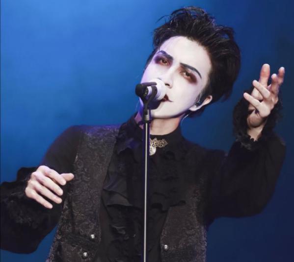 薛之谦假摔,薛之谦演唱会摔倒两脚朝天