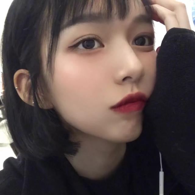 适合圆脸大饼脸女生的发型,圆脸和大饼脸适合剪什么样的短发