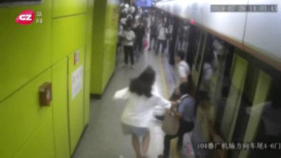霸气!年轻女孩地铁站内抓“*狼色**”,守株待兔一把拽地上,帅呆了