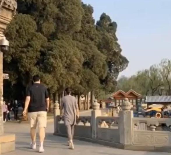 姚明带小孩游玩颐和园英文,姚明全家福一家七口