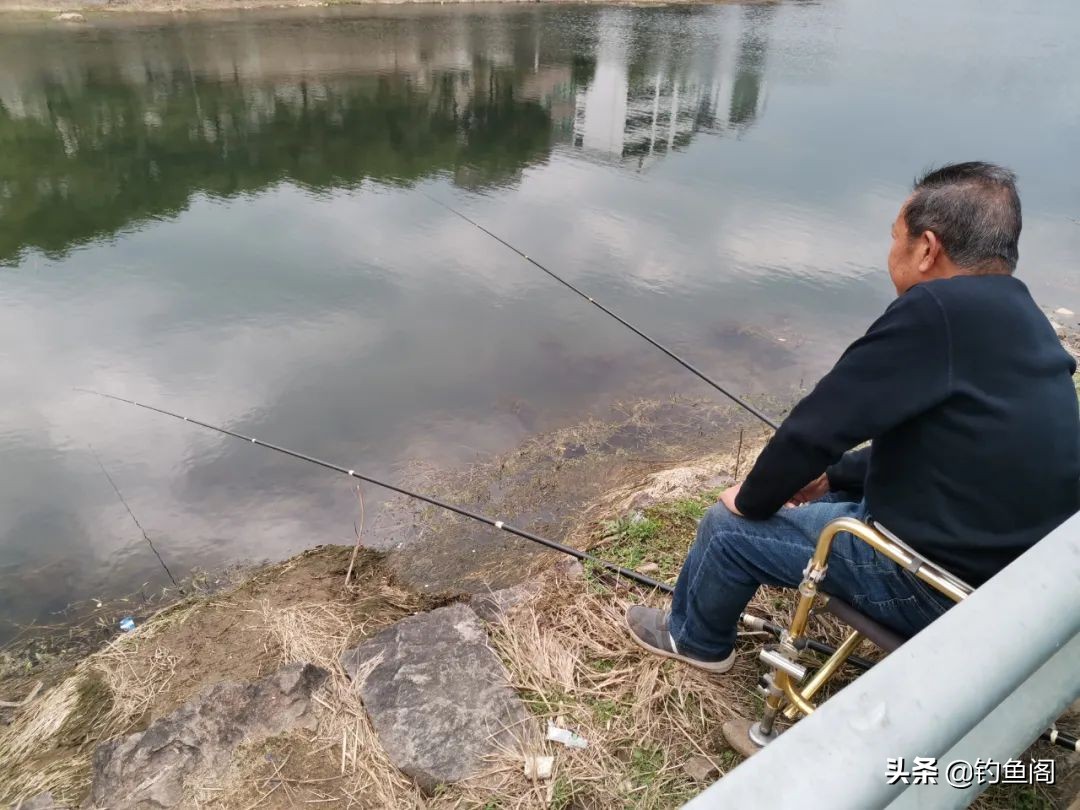 “拿假蚯蚓来钓我！你当我傻么”，用仿生饵挂钩，鱼都想骂人