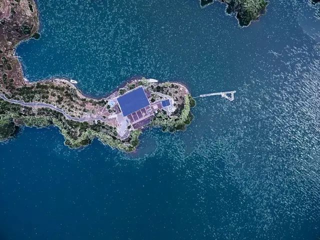 为钓鱼建房子,为了钓鱼在河边盖了房子