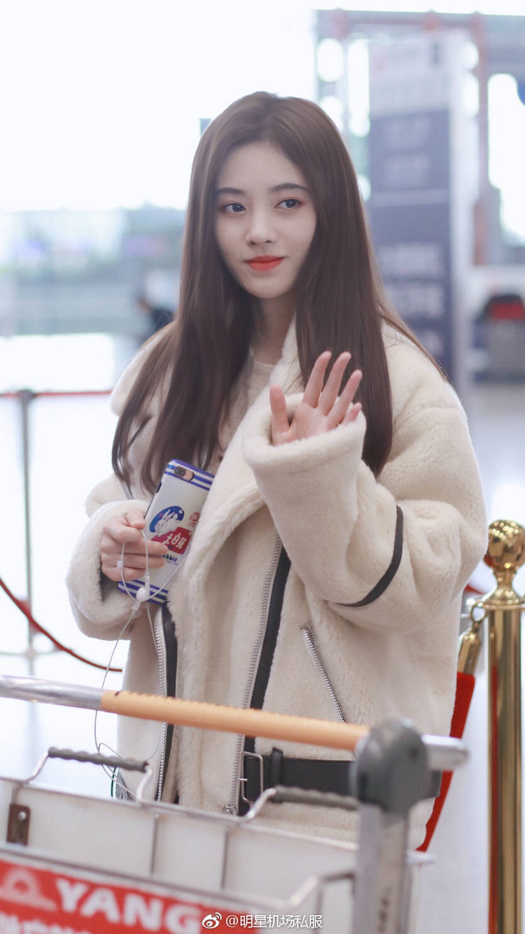 鞠婧祎、吴宣仪、迪丽热巴，你最欣赏谁的*服私**？