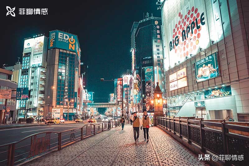 两个人在一起很尴尬没话题怎么办,两个人一起沟通不了怎么办