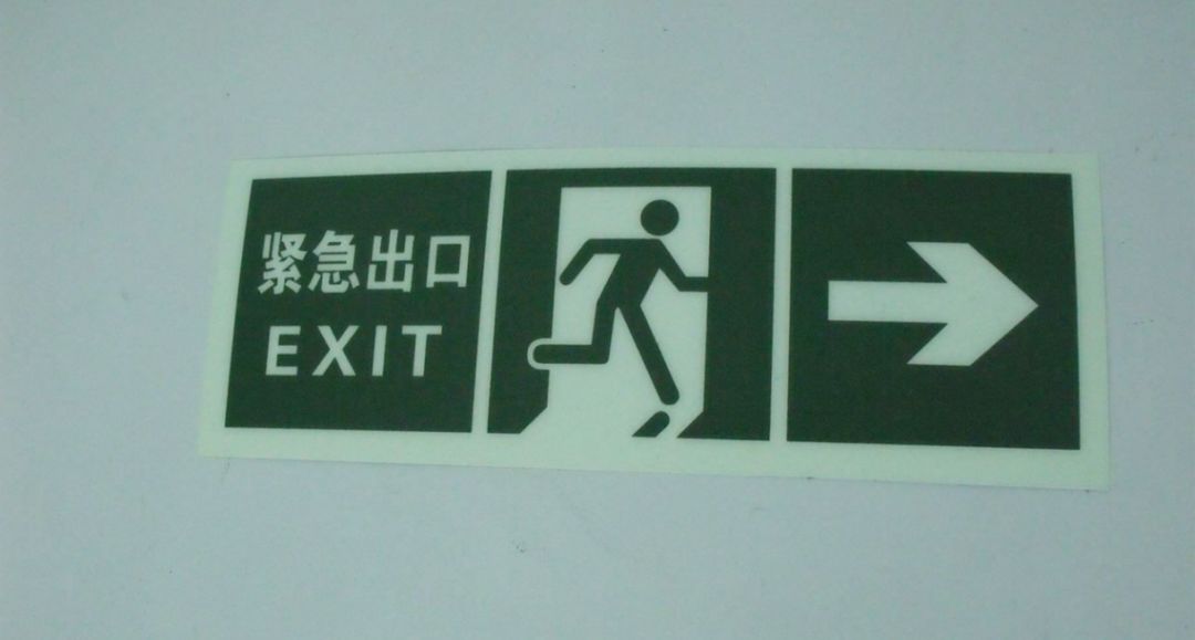 高空物爆头，歹徒无故背刺，出门遭雷劈……他可能是史上最惨角色