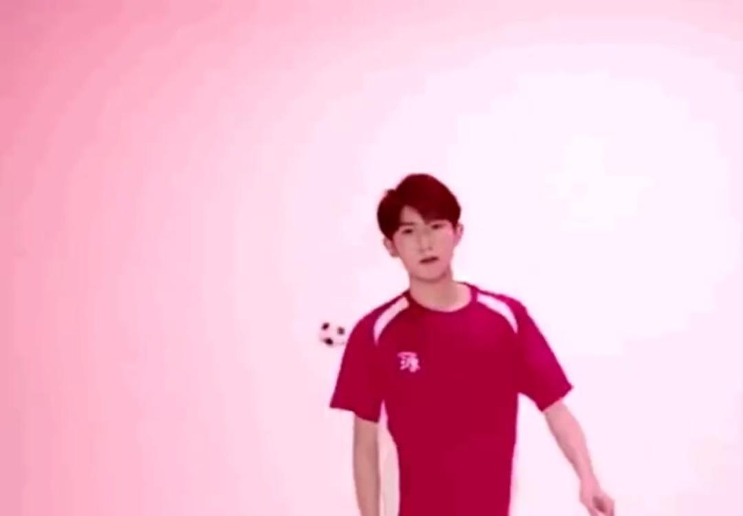 王源羽毛球馆,王源贾乃亮打羽毛球