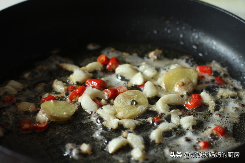 一条鱼就一个，十块钱炒一大盘，香辣软糯，解馋、美容一举两得