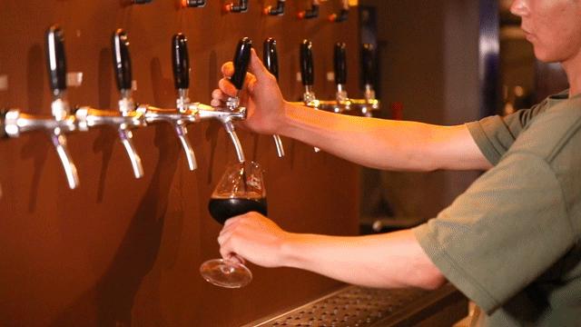 深圳水龙头酒吧，被空姐占领了