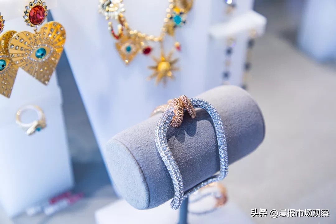 上海青浦百联绫致奥莱旗舰店,百联六城七店感恩日