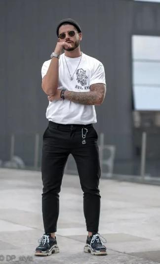 夏天男生t恤要宽松好还是修身好,男短袖t恤衣长到哪里好看