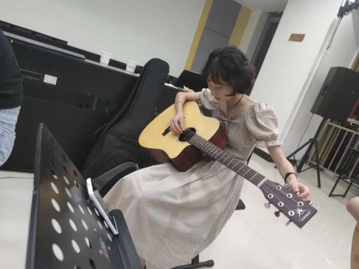 高考703分的义乌学霸是个女球痴，高考前一月每天都在跟男生踢球