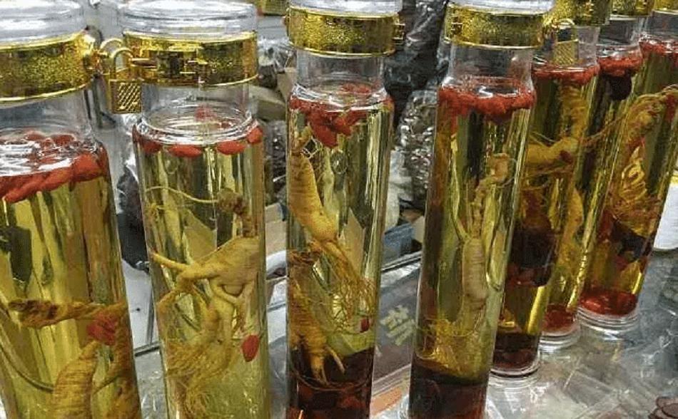 泡在酒里一年的毒蛇“复活”，村民开瓶被咬身亡！为何蛇还没死？