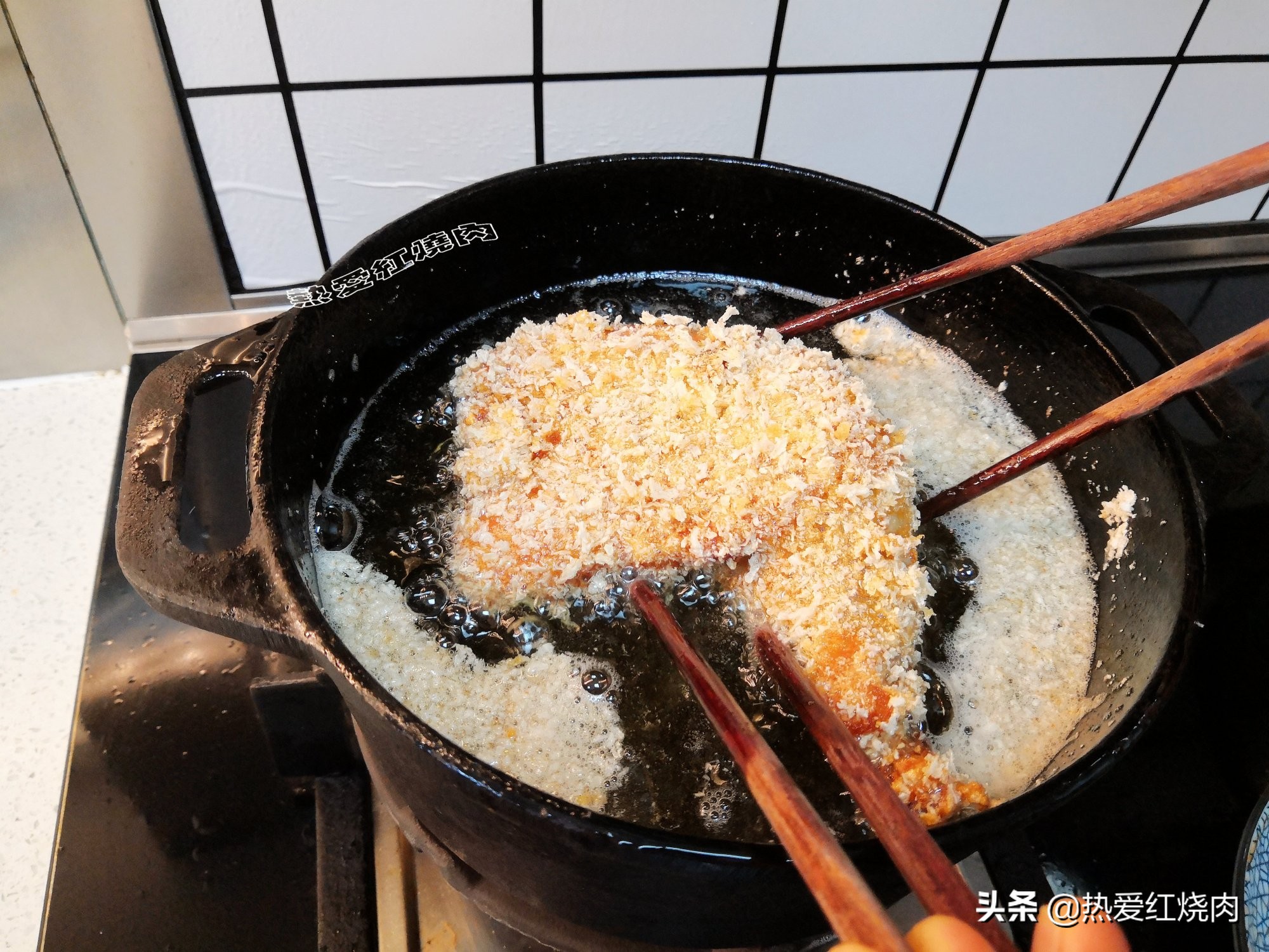 家常炸鸡腿怎么炸才能又酥又脆,炸鸡腿为什么炸出来有血水能吃吗