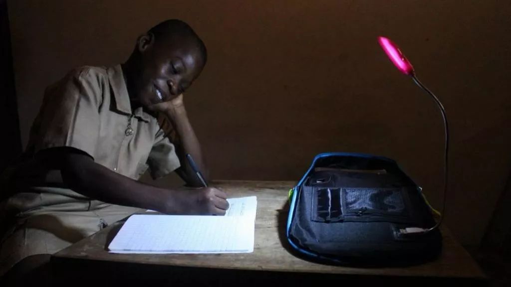 富士康小伙转行生产太阳能背包，年销百万个受非洲贫民窟儿童热捧