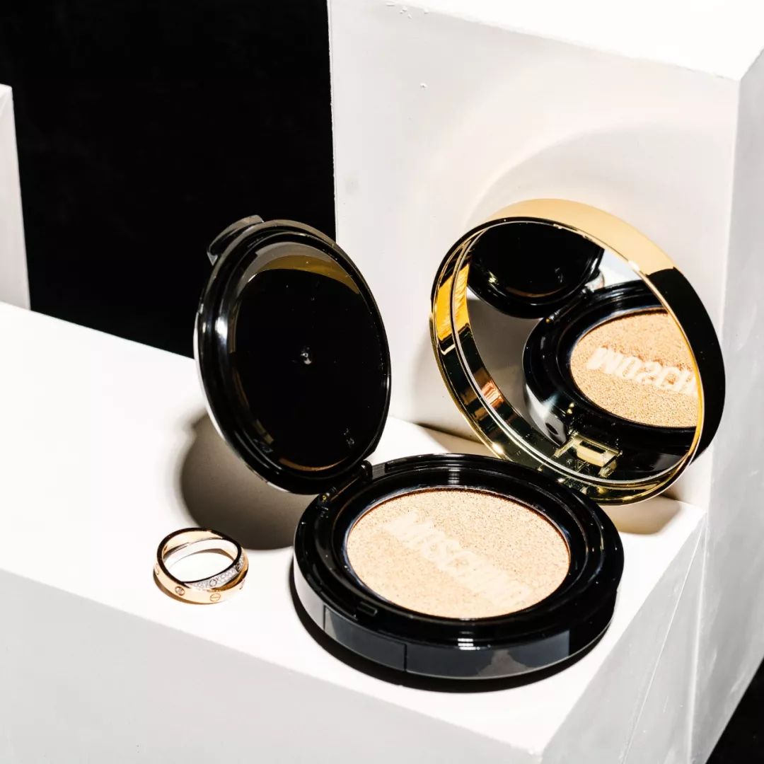 李佳琦推荐这个韩国牌子气垫真的好用，自然遮瑕轻薄、不卡粉脱妆