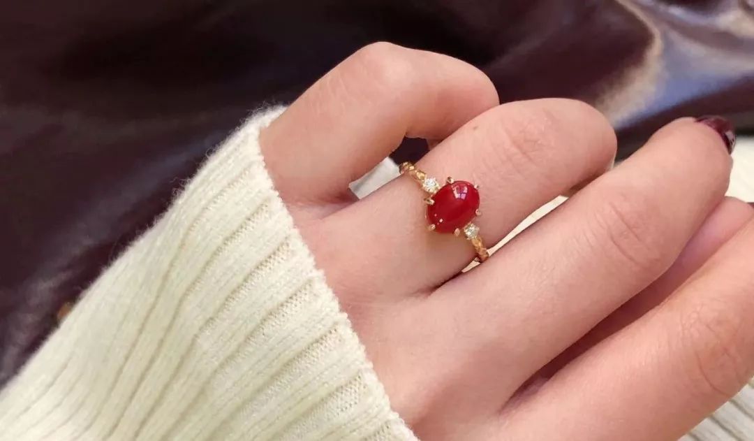 宋美龄最喜欢的翡翠手镯,宋美龄玉石珠宝