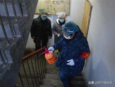 今天,让我们把镜头对准社区小巷总理