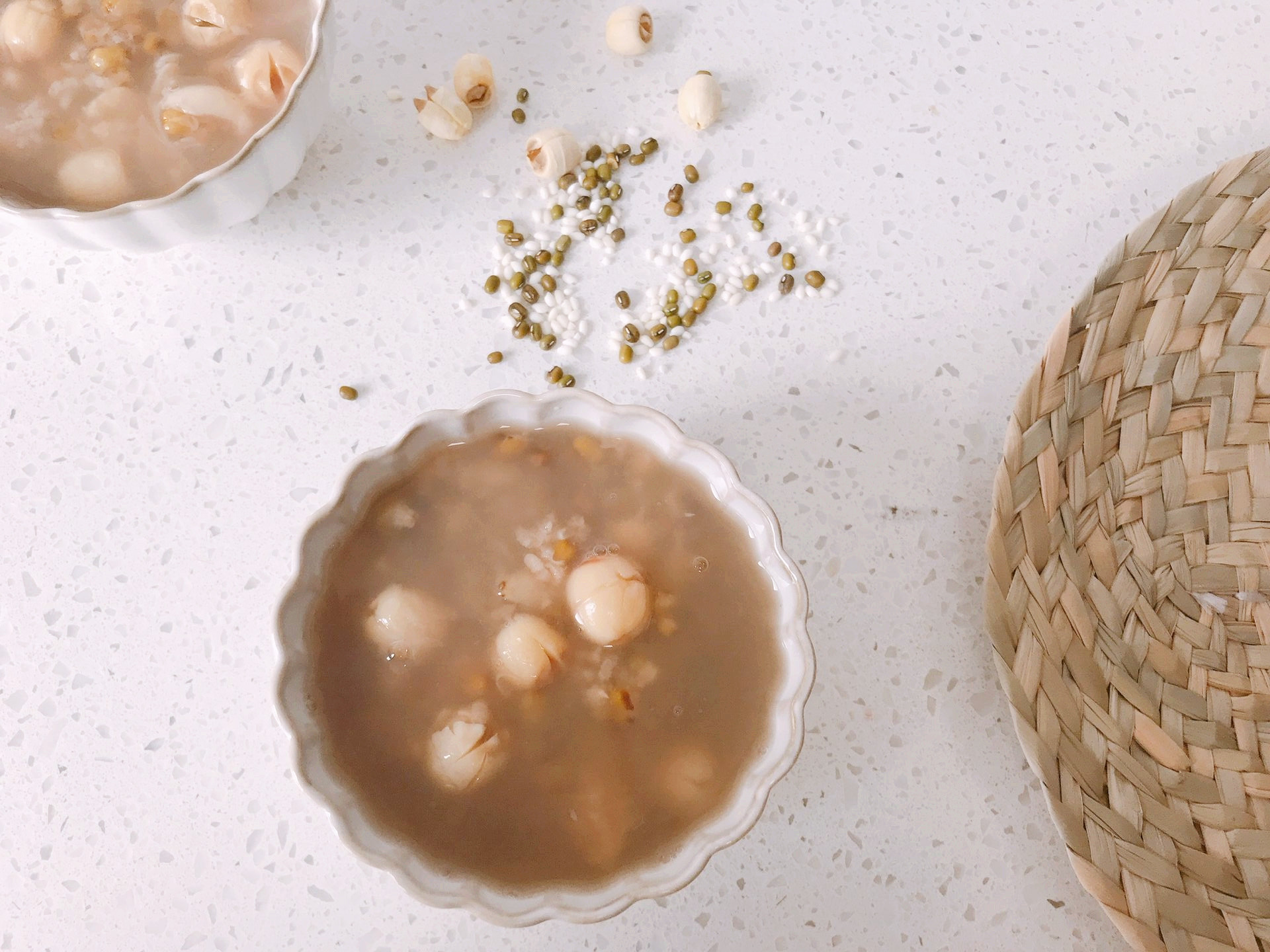 酷暑天气来碗冰镇莲子汤降降火,清热解毒又下火的绿豆莲子汤