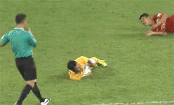 少林足球铁头功动图,少林足球三师兄晃动过人gif