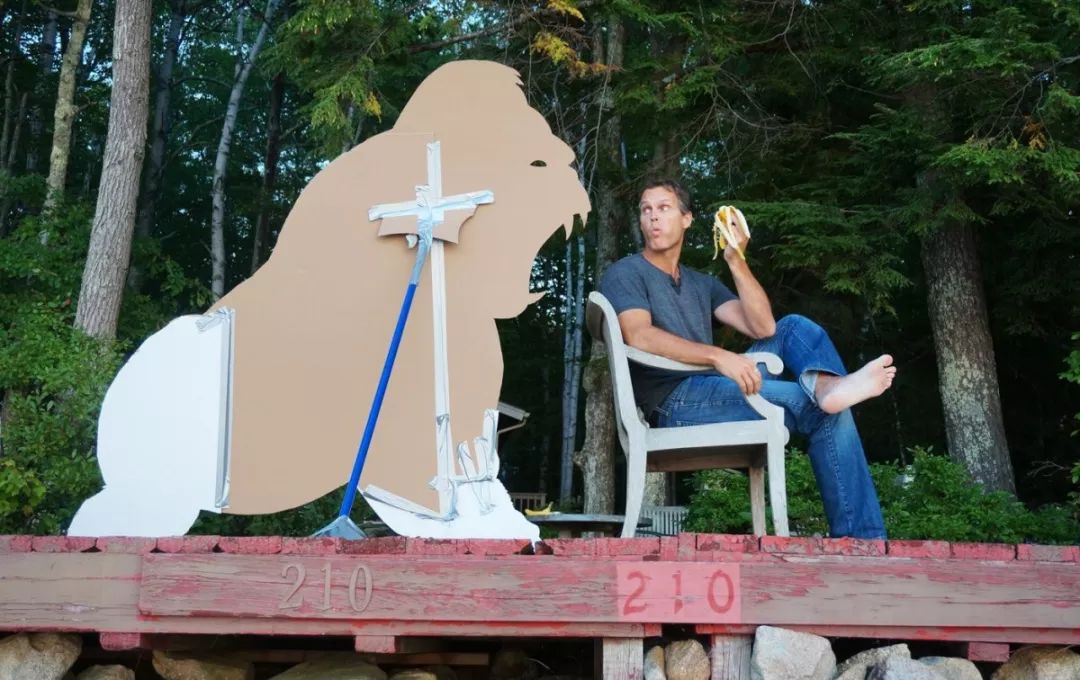 这个男人拍的漫画剪影，小孩看笑了，大人却哭了......