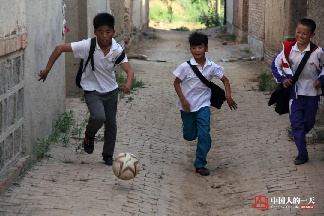 胡同看足球,胡同里踢足球教学视频