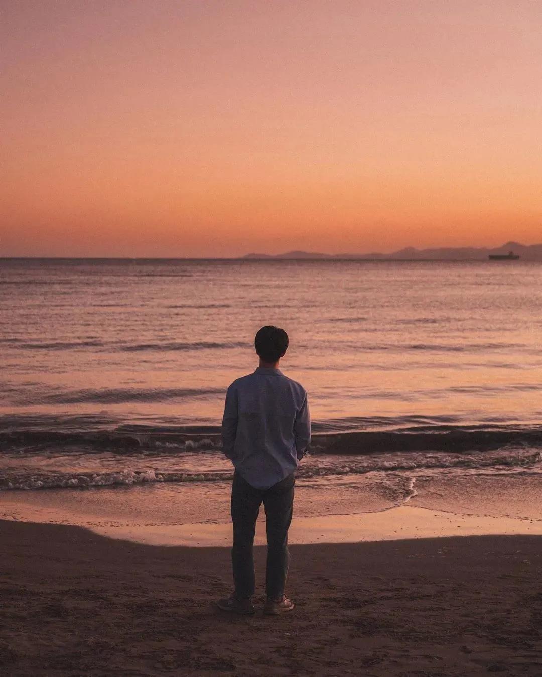 旅游景点男生拍照姿势怎么摆,男生山顶晚霞摄影拍照姿势高清