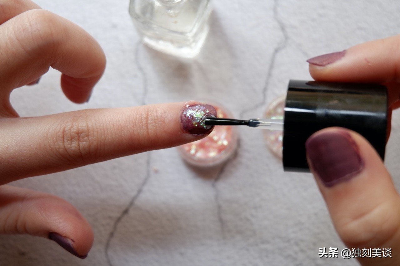 是什么闪瞎眼?藏在指尖的小秘密,只需用你的亮片眼影DIY