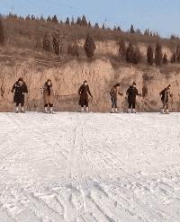 贾玲在沙发上翘二郎腿搞笑图片,贾玲跷二郎腿动图下载