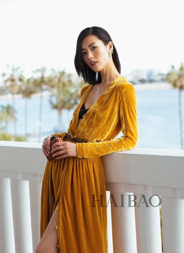 什么颜色显白适合黄黑皮肤衣服,最流行的衣服颜色显肤色白