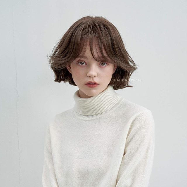 圆脸女生八字刘海发型教程,圆脸女生适合的发型八字刘海