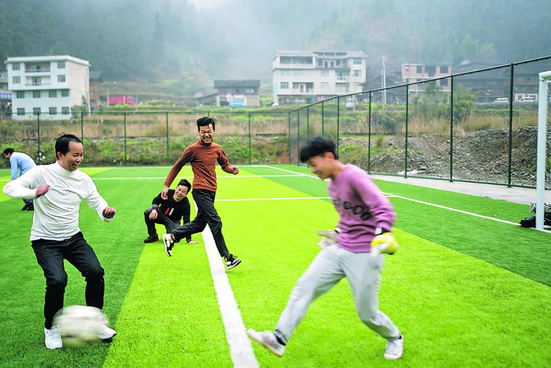 七十二侗寨足球场,黎平足球场人造草皮