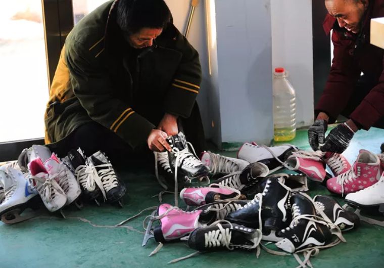 树干球门,木头球杆,不锈钢球碗山里孩子的冰雪课是这样的