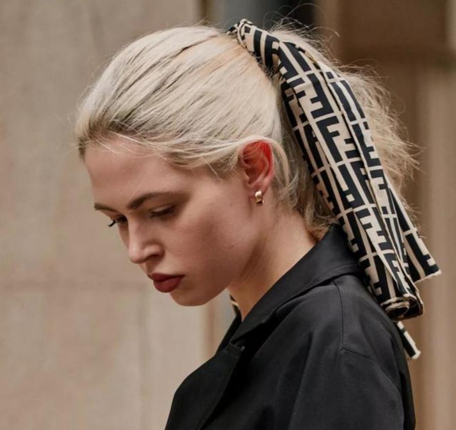 法国女人丝巾精致,法国女人丝巾优雅