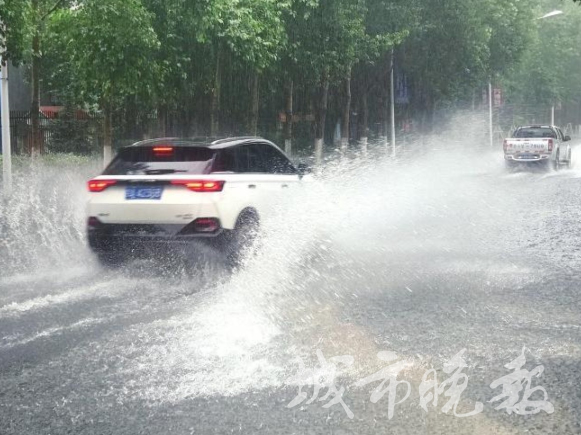 长春街道暴雨后积水严重车辆被困,长春暴雨致城区多处积水