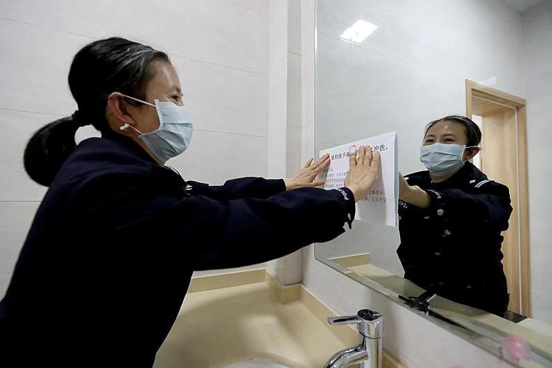 每天接触大量身体情况未知的人员，这两位有从医经历的女民警为战友健康保驾护航