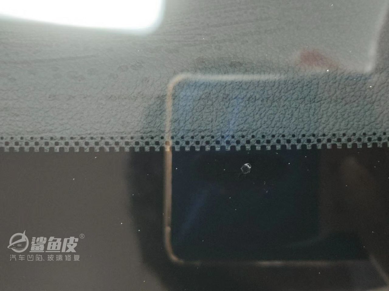 挡风玻璃被石子崩裂了膜保险赔吗,挡风玻璃被小石子砸了要报保险吗