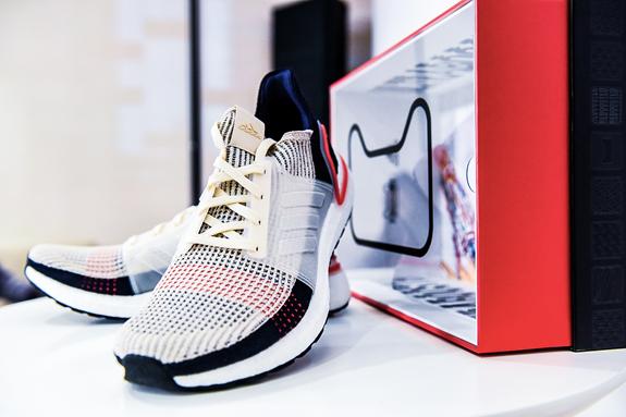 线上线下阿迪达斯,阿迪达斯线上运营