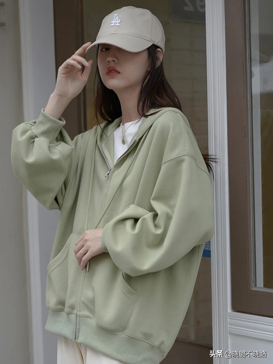 百搭洋气卫衣鲨鱼裤,卫衣鲨鱼裤穿搭女冬季搭配高级感