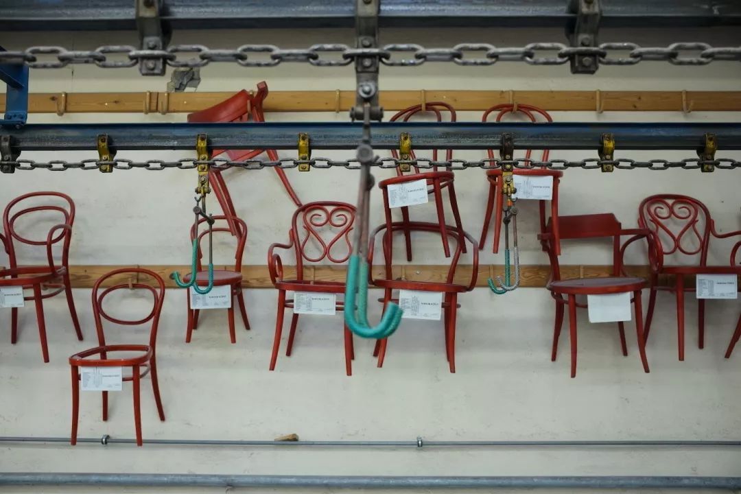 探访TON工厂看经典椅子背后的故事|疯狂24h我们去捷克干了啥？