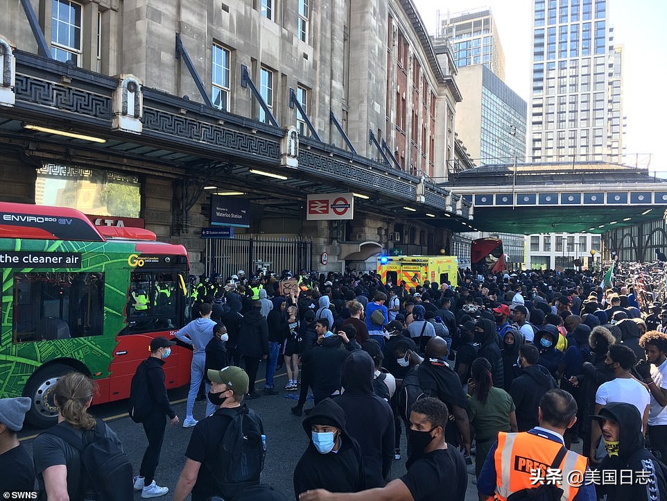 英国抗议人群与警方爆发冲突,英国白人右翼和反种族主义