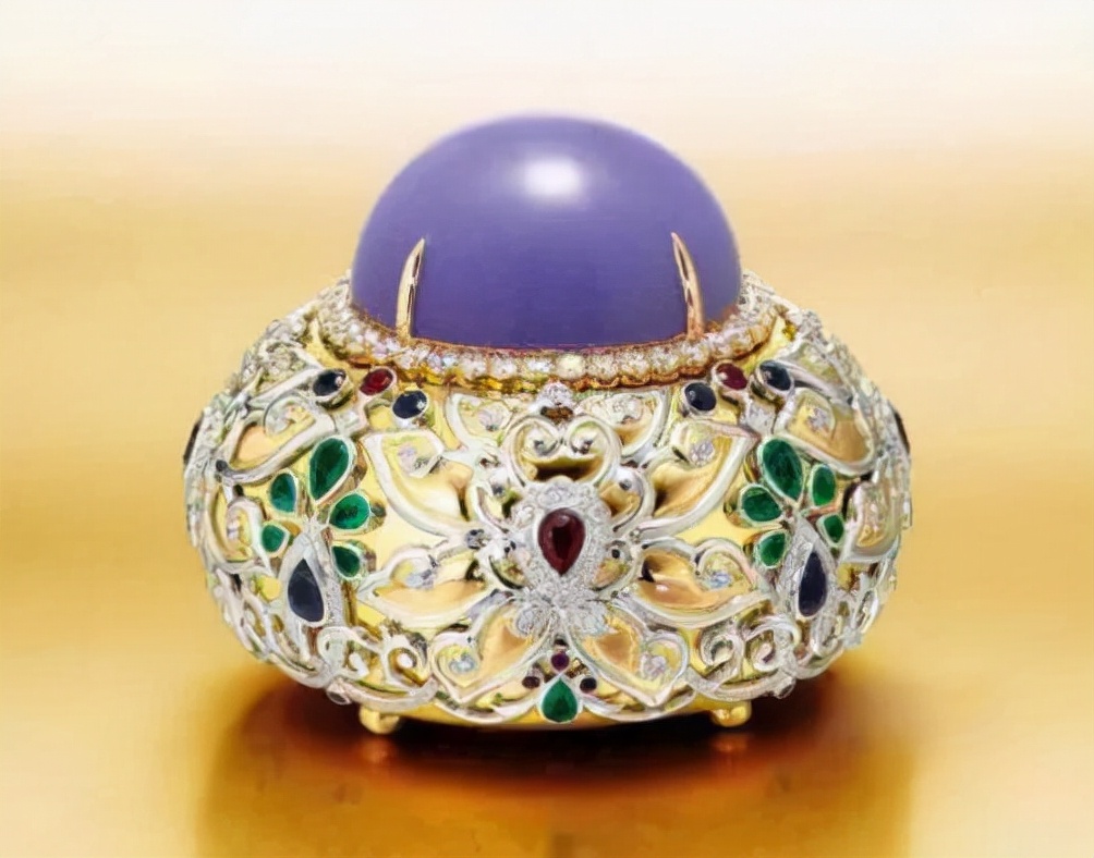 紫罗兰翡翠见光图片,紫色的翡翠都会见光失色吗