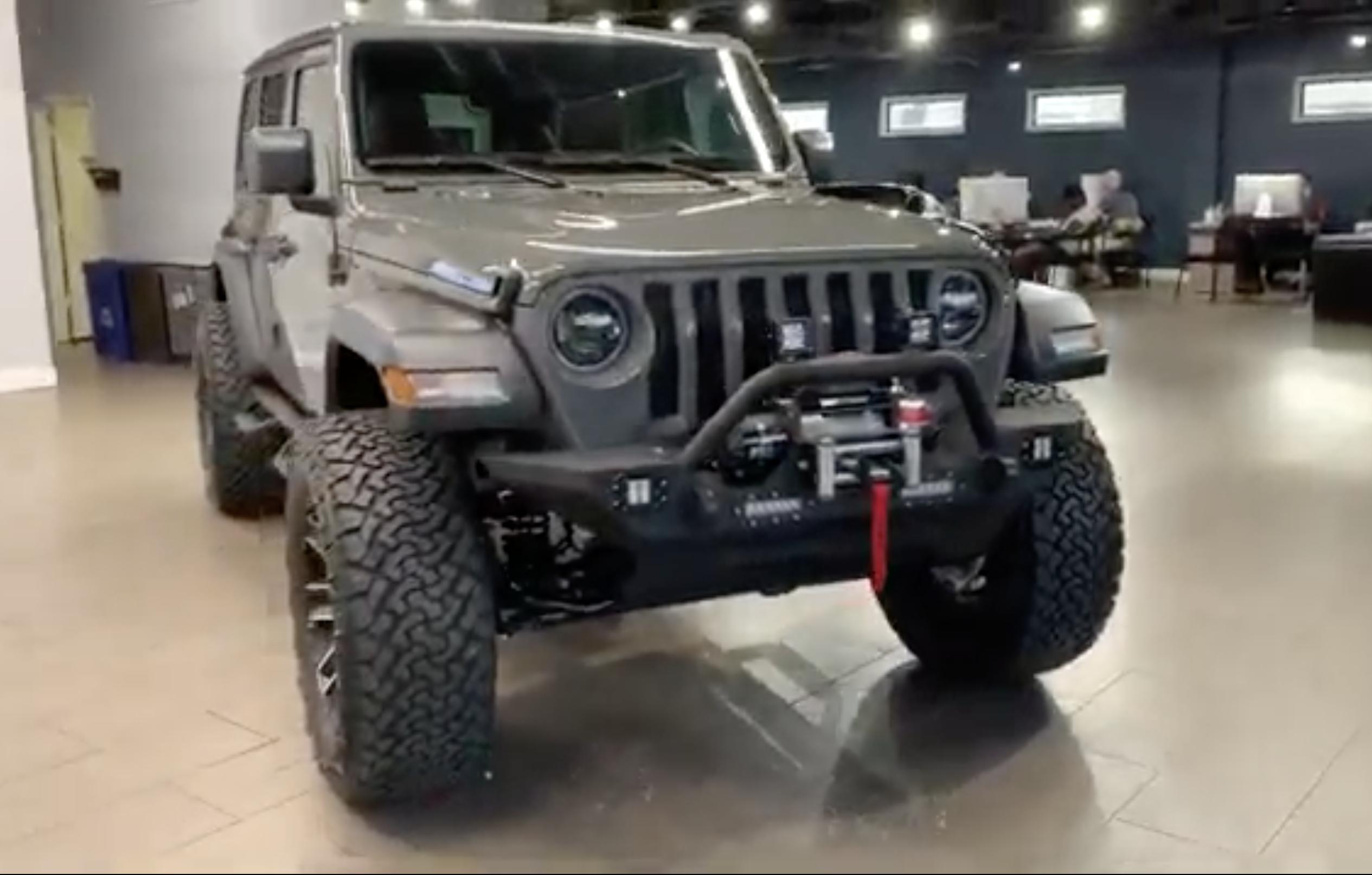 牧马人银河灰对比坦克300灰,2024款牧马人和坦克300舒适性对比