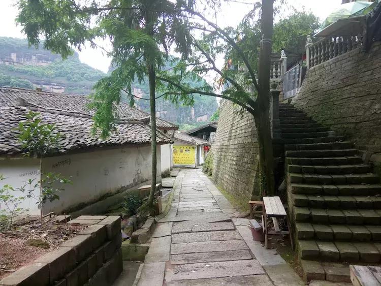 一个让人流连忘返的地方,山清水秀,只需要坐在河边发呆就行。