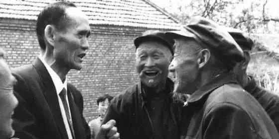 一落魄台籍老农回乡，中组部严肃调查：恢复*党**籍，享受干部待遇