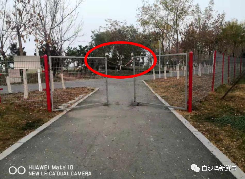网友建议提升品质将白沙湾足球基地8号门半开链锁调换为挡车柱