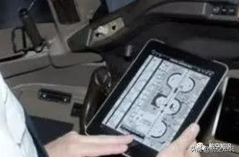 想了解飞行员？可以先从他的包入手