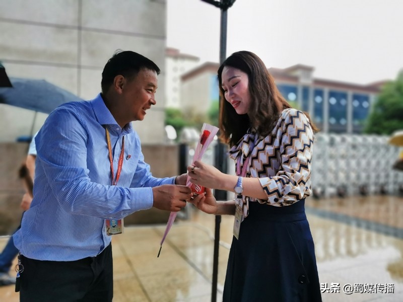 四川：泸州市梓小渔子溪教师节——风轻花更艳雨柔情更浓