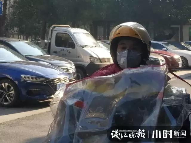 “我没钱没资源但送菜送货还行”杭州外卖小哥在丁兰免费跑腿，超市一待就是四五小时