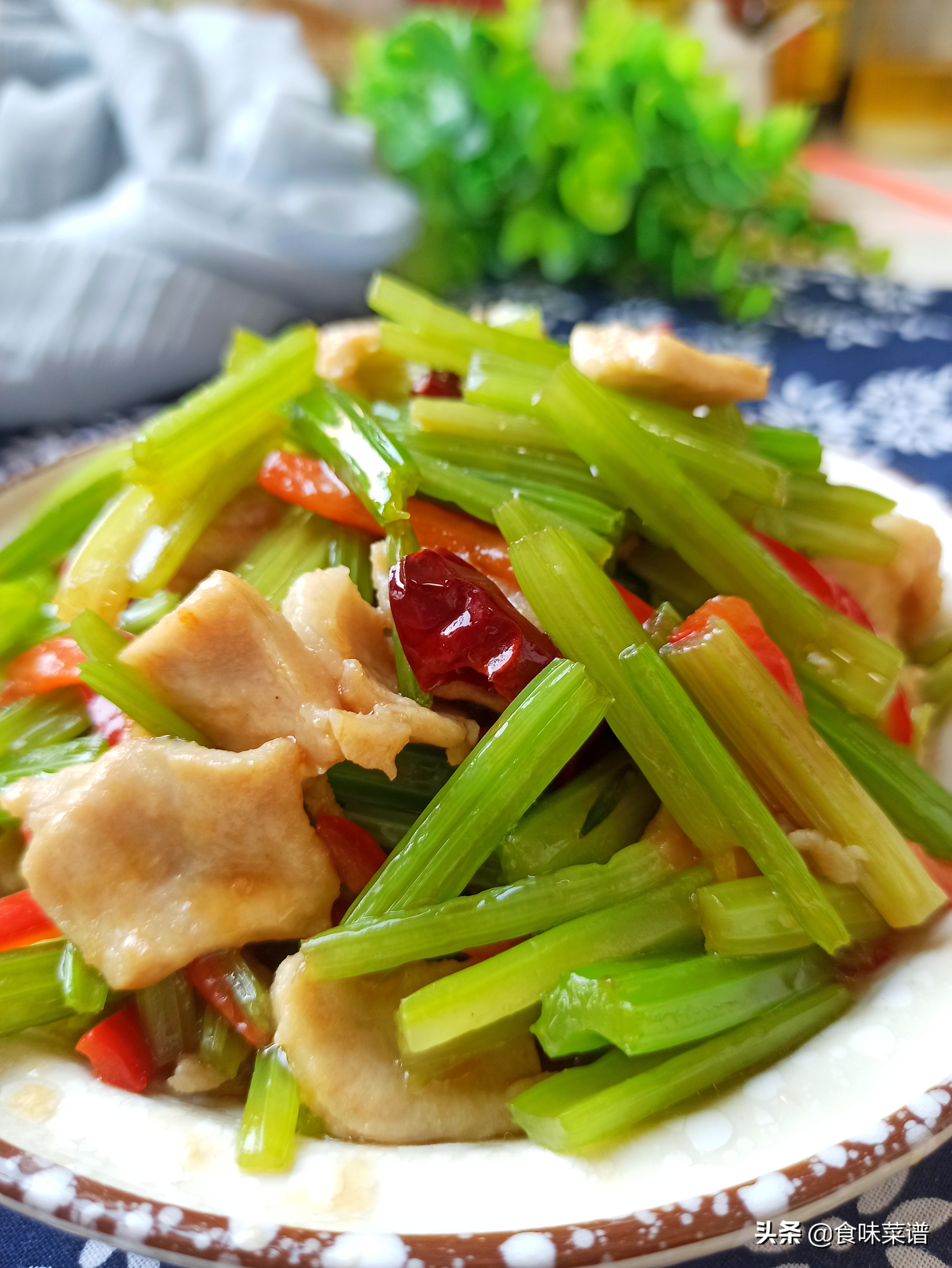 教你芹菜炒肉的正确做法肉丝滑嫩,芹菜炒肉怎么做肉片滑嫩更入味